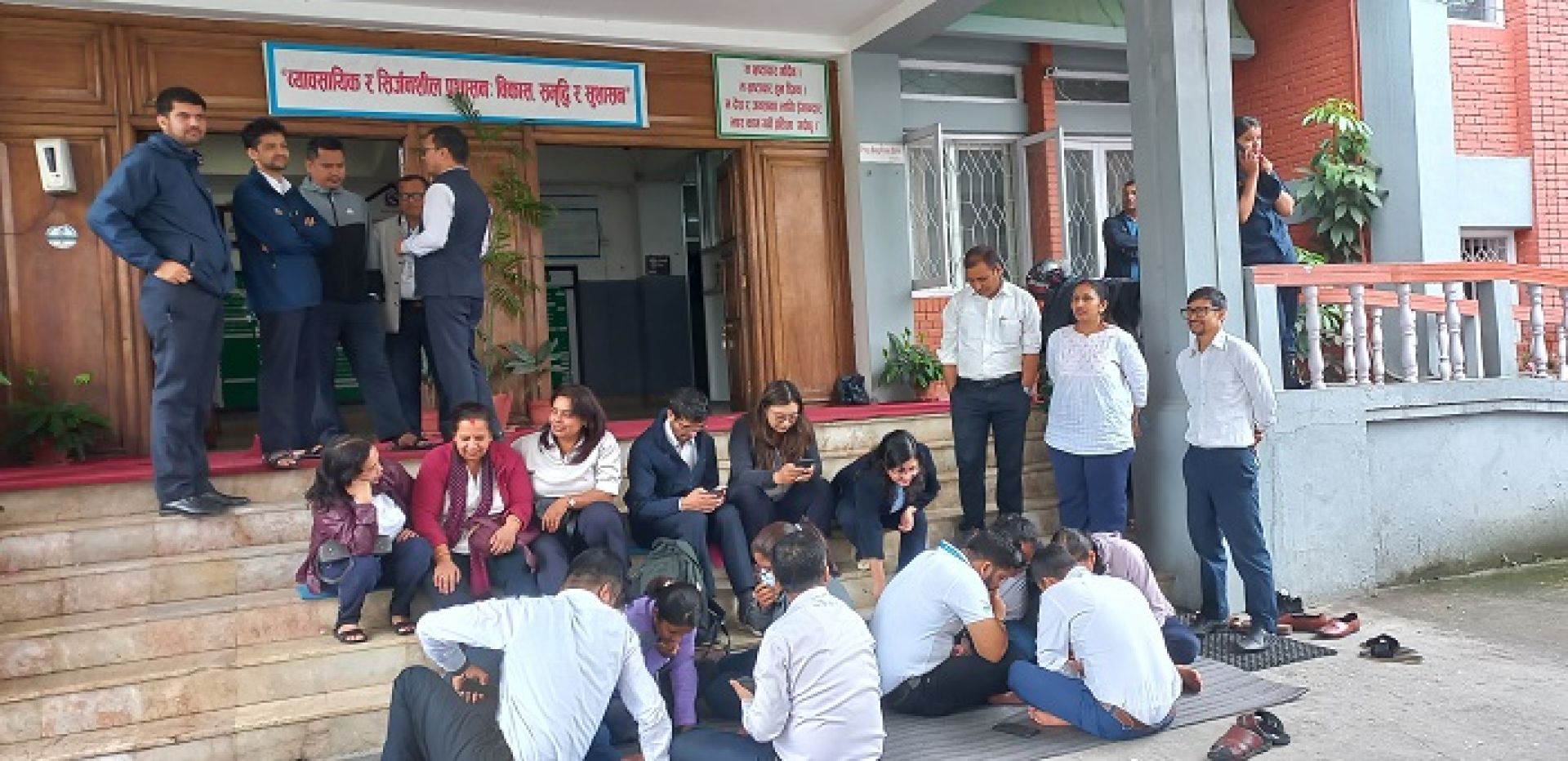 पदोन्नति नपाएका राष्ट्रसेवक मन्त्रालयको मुलद्वारमा लुडो खेलेर दुई घण्टा बिताउँदै